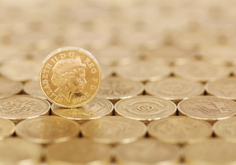 Curs valutar: Lira sterlină face un salt uriaș, leul ia avans în fața euro și dolar