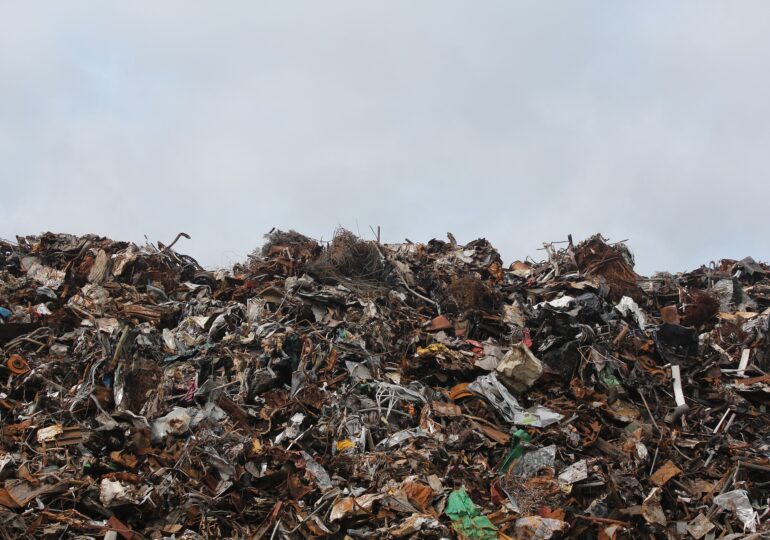 Autorităţile malaeziene au descoperit cea mai mare încărcătură de deşeuri toxice ilegale abandonată - provine din România