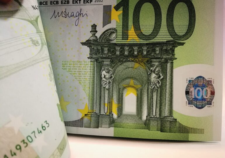 Curs valutar: Euro și dolarul cresc
