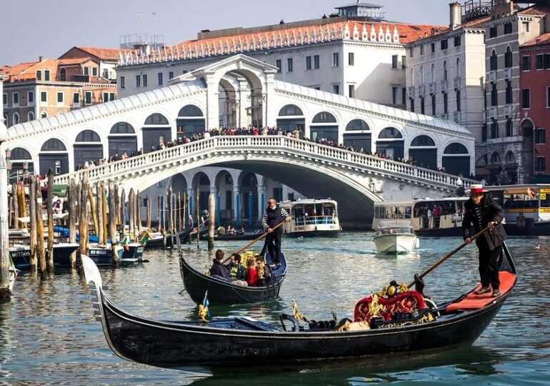 Veneţia reduce numărul de locuri în gondole din cauza turiştilor supraponderali: E periculos să înaintezi cu jumătate de tonă mobilă la bord