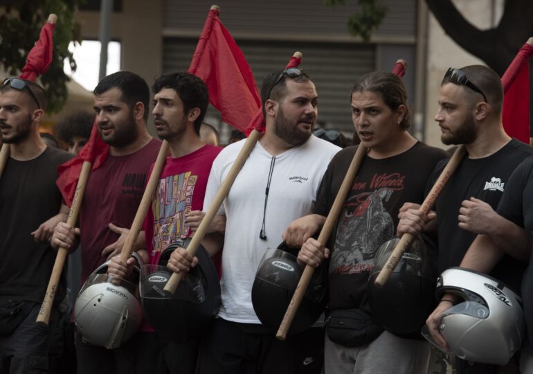 10.000 de greci au protestat din cauza unei legi controversate. Au atacat Poliția și s-a lăsat cu violențe de stradă  (Video)