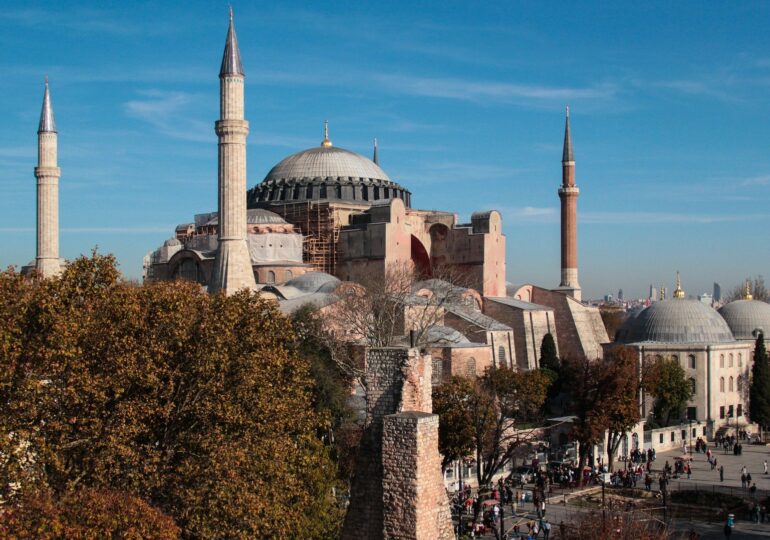 Hagia Sofia din Istanbul, pe care Atatürk a făcut-o muzeu, este transformată de Erdogan din nou în moschee, ca pe vremea otomanilor