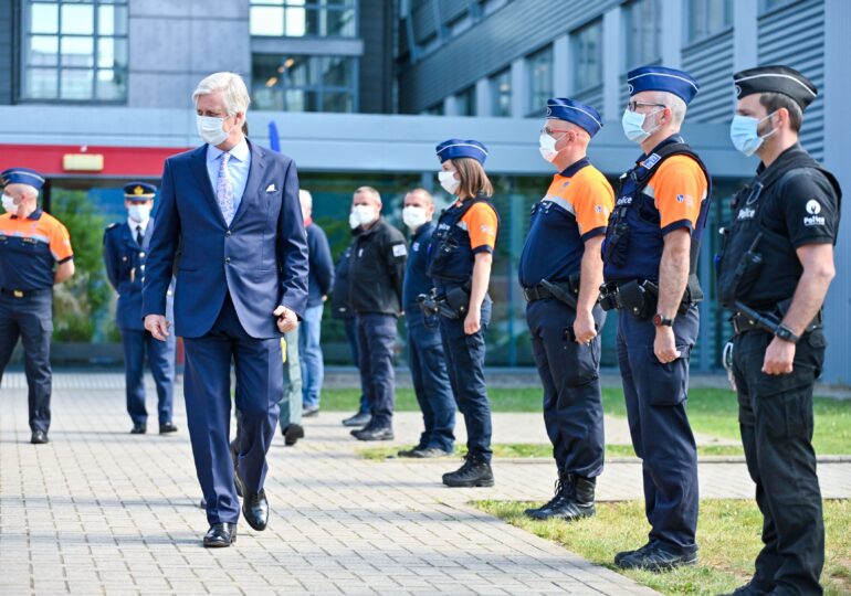 Polițiștii europeni poartă uniforme croite în România de muncitori plătiți ca în Bangladesh