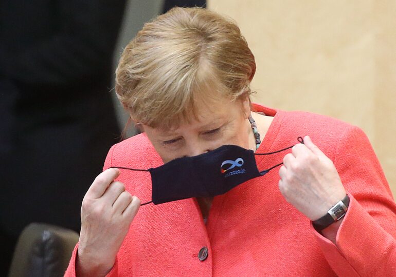 După ce a fost acuzată de ipocrizie, Angela Merkel a apărut în public cu mască