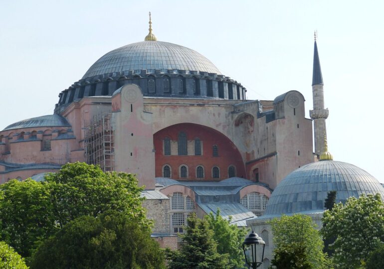 Fosta bazilică Sfânta Sofia, nou motiv de tensiuni între Ankara și Atena. Turcii vor să o transforme în moschee, grecii spun că este o provocare pentru lumea civilizată