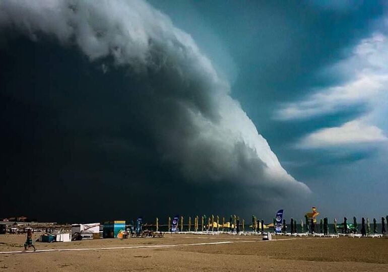 Imagini spectaculoase cu furtuna din Mamaia