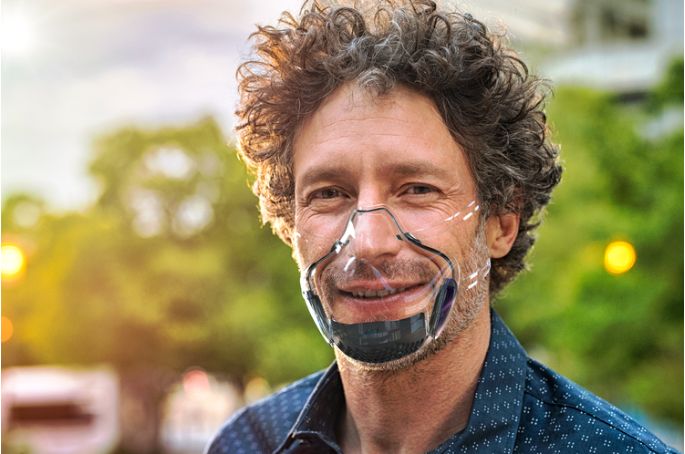 FDA-ul american a aprobat prima mască de protecție care nu ascunde fața. Are și o grămadă de alte avantaje