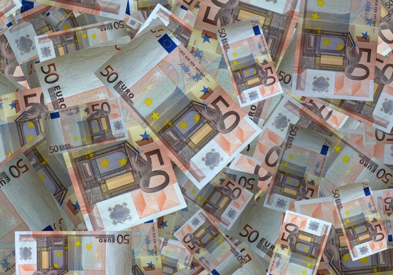Curs valutar: Euro și dolarul își continuă creșterea