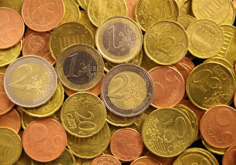 Curs valutar: Euro stagnează, aurul se ieftinește
