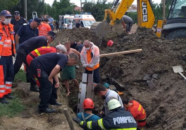 Trei muncitori de 26, 20 şi 16 ani, prinși sub un mal de pământ: Unul dintre ei a murit