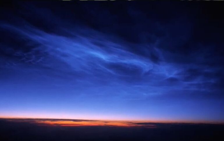Un fenomen atmosferic rar cândva devine tot mai frecvent. De ce apar tot mai des nori luminiscenţi pe cerul nopţii? (Video)