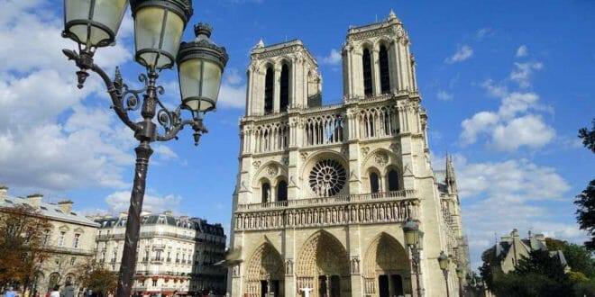 Macron: Catedrala Notre Dame va fi restaurată în forma de dinainte de incendiul din 2019