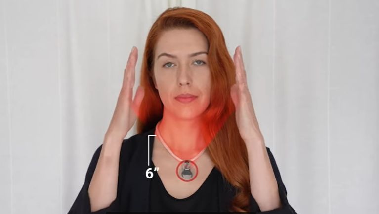 NASA a creat un pandantiv care îți atrage atenția de câte ori ești pe cale să-ți atingi fața (Video)