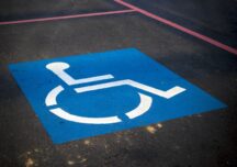 Legea se schimbă de azi: Amendă de până la 10.000 de lei pentru parcare pe loc destinat persoanelor cu handicap