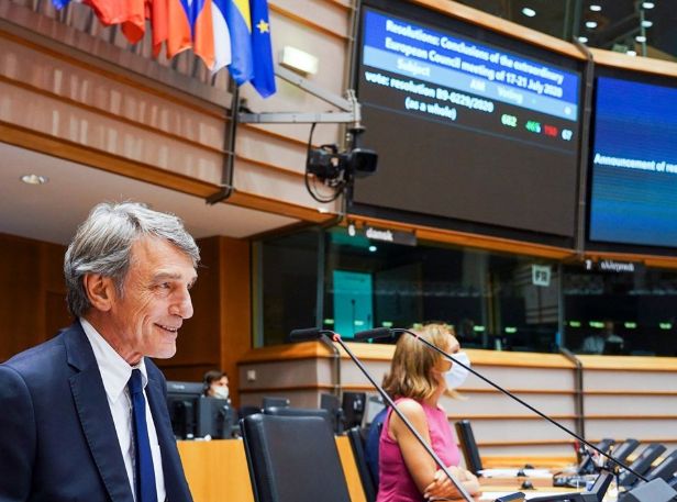 Parlamentul European nu e de acord cu bugetul multianual creionat de Consiliu: Nu e stabilit un mecanism clar pentru condiţionarea fondurilor UE de respectarea statului de drept