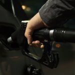 De ce e benzina se ieftineşte şi motorina se scumpeşte – cine va câștiga „războiul” carburanților pe burse?