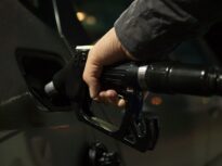 A doua zi consecutivă de scumpire semnificativă la carburanți din cauza războiului din Iran. Guvernul ar putea reduce din taxe și accize