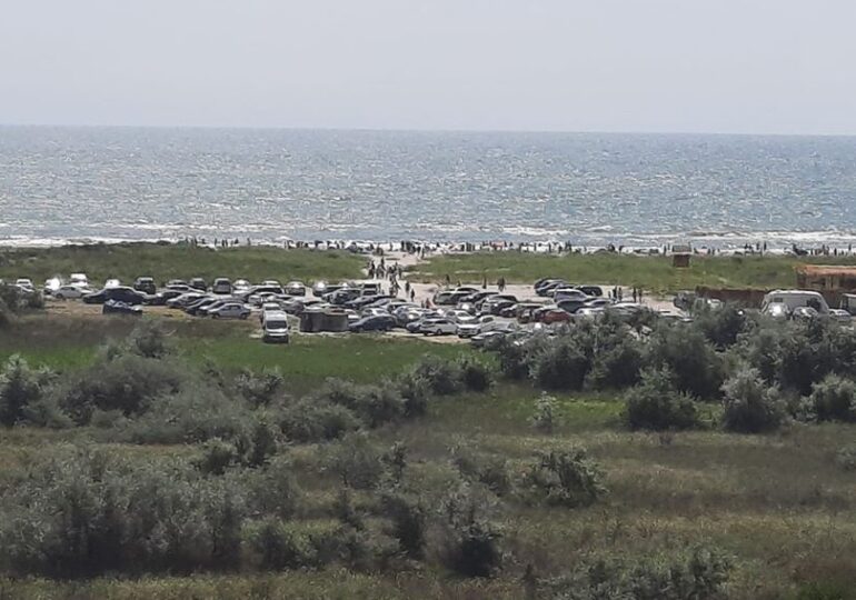 Amenzi de 13.000 de lei pentru campare ilegală şi pentru accesul cu maşinile pe plajele de la Vadu şi Corbu/ Administraţia Rezervaţiei acuză un adevărat ”dezastru”