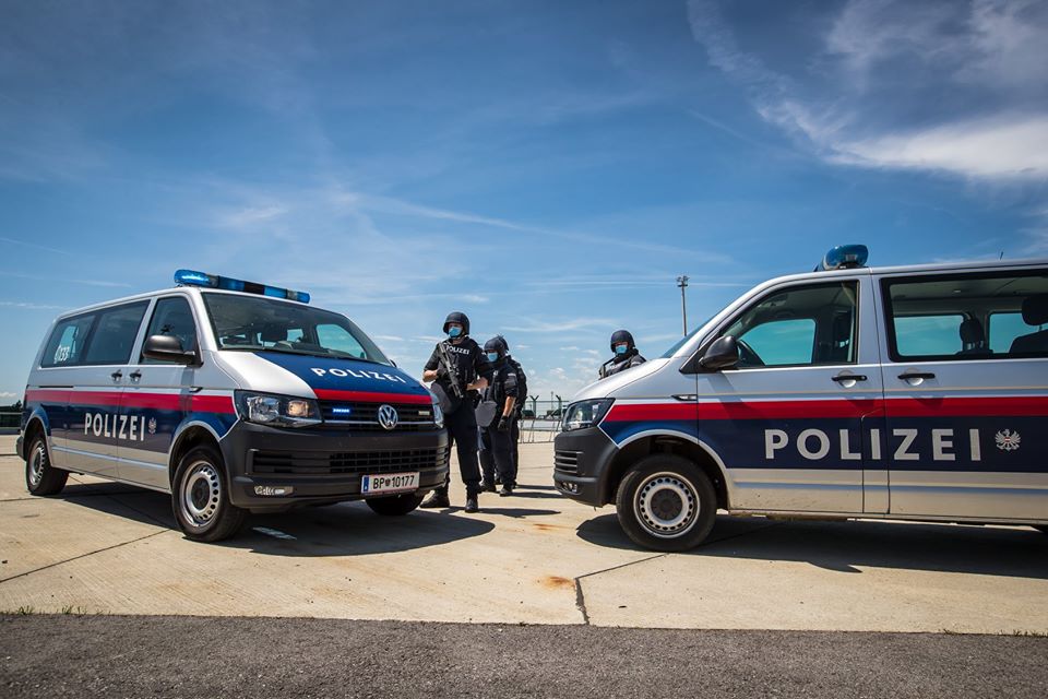 Un șofer român a fost prins circulând cu o viteză de 221 km/h pe o autostradă din Austria. Ce a pățit când a fost oprit