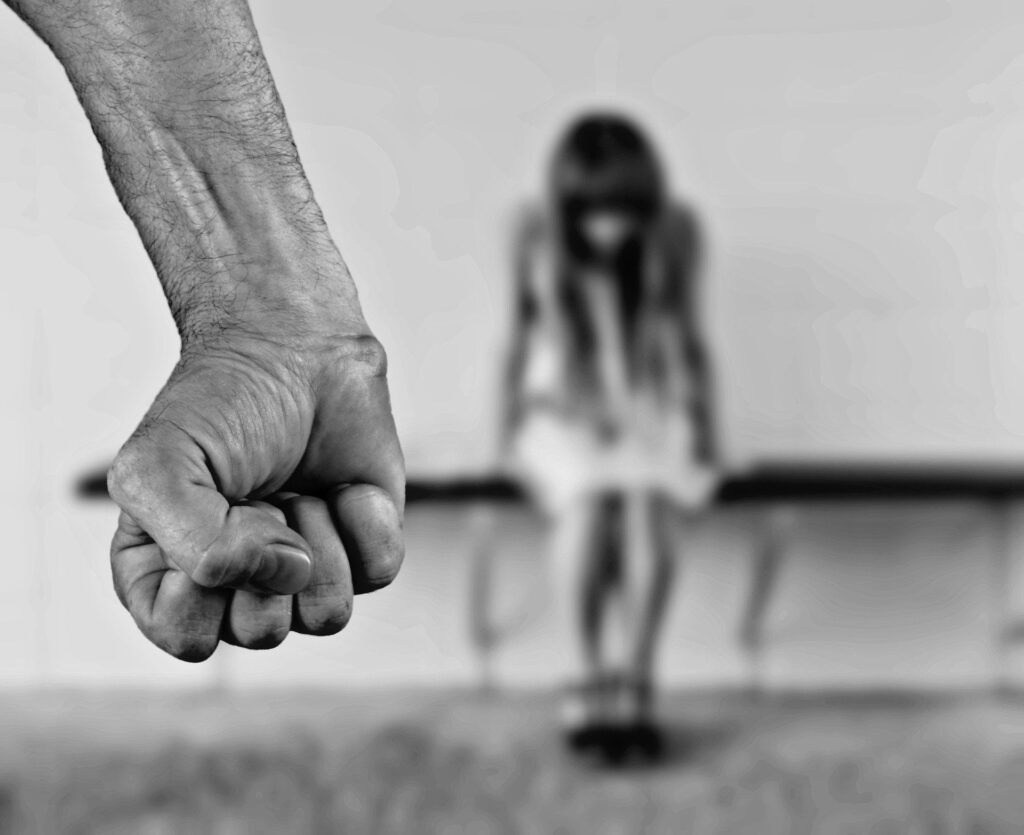 Parlamentul a dat undă verde legii care întărește protecția victimelor violenței domestice. Ce se schimbă