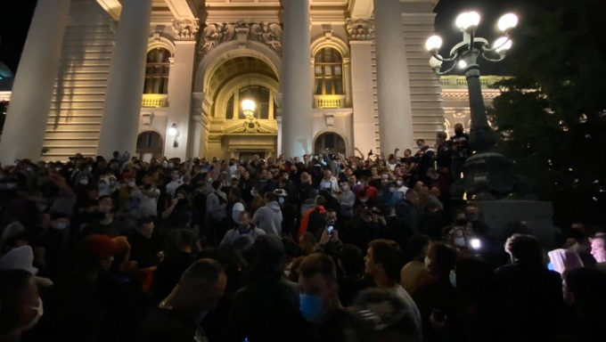 Sârbii au luat cu asalt clădirea Parlamentului UPDATE: Zeci de răniți și arestați