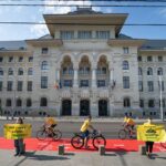 Protest Greenpeace în fața Primăriei Capitalei. Activiștii cer mai multe piste de biciclete pentru reducerea poluării