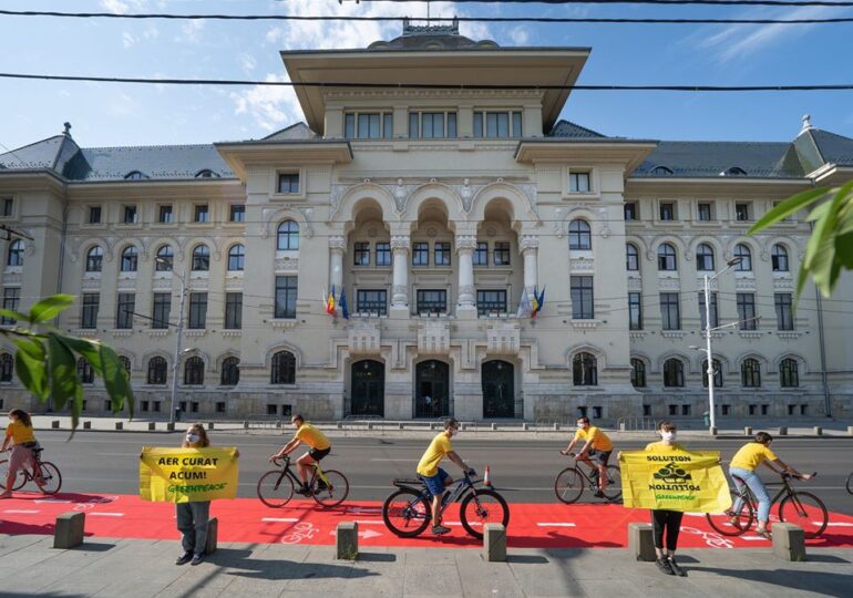 Protest Greenpeace în fața Primăriei Capitalei. Activiștii cer mai multe piste de biciclete pentru reducerea poluării