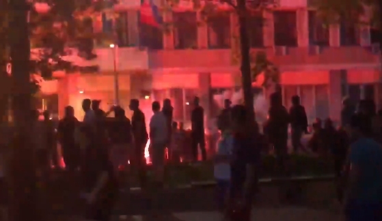 Protestele violente continuă în Serbia, după ce a fost reimpusă carantina COVID-19. Zeci de polițiști și manifestanți au fost răniți