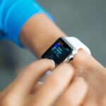 Ar putea Fitbit sau Apple Watch să detecteze primele simptome de COVID-19?