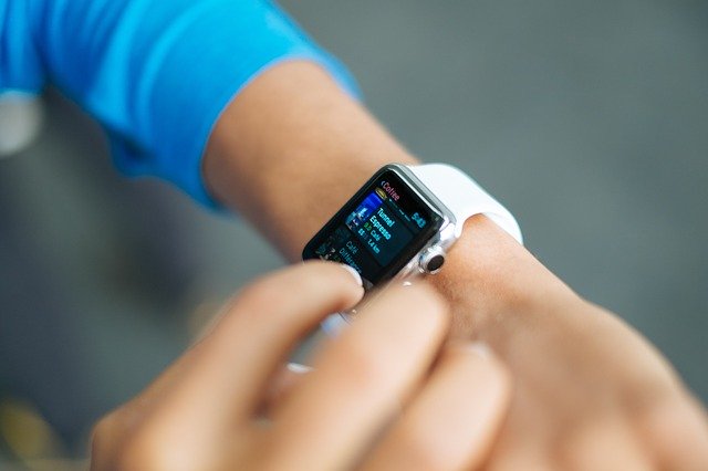 Ar putea Fitbit sau Apple Watch să detecteze primele simptome de COVID-19?