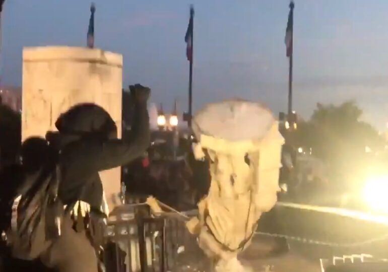 Protestele continuă în SUA: O statuie a lui Cristofor Columb a fost dărâmată în Baltimore (Video)