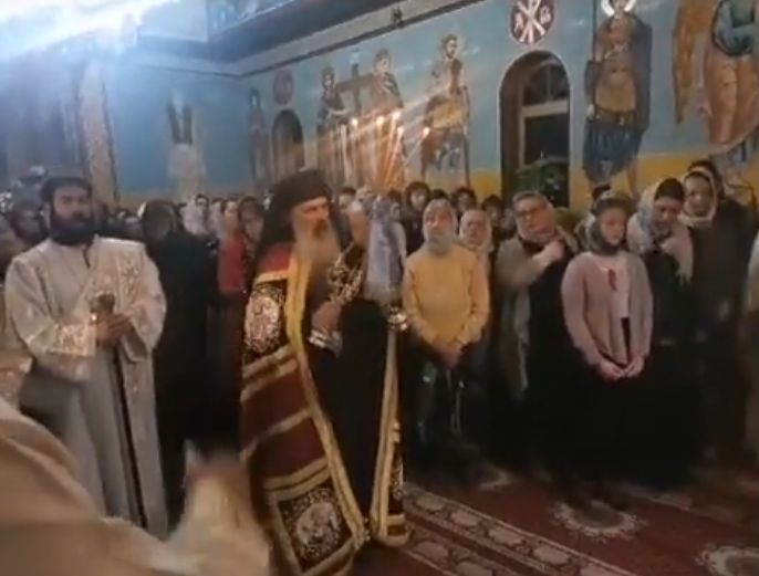 Poliția îl va amenda pe preotul care a organizat slujba din Suceava, unde sute de oameni s-au bulucit fără mască. Arhiepiscopul Teodosie scapă?
