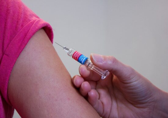 Moderna începe faza a treia a testării vaccinului împotriva COVID-19 şi guvernul american îi dublează finanţarea