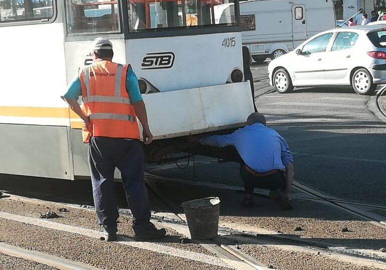 STB susține că se circulă în siguranță cu autobuzul pe linia de tramvai. Șoferii nu sunt de acord