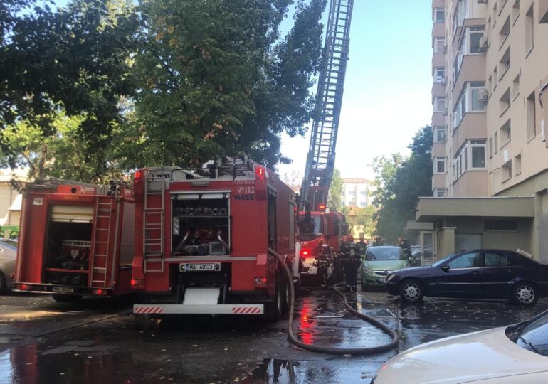 Incendiu în Capitală: Focul i-a blocat pe locatari la etajul 10 UPDATE: 8 oameni au avut nevoie de intervenția SMURD