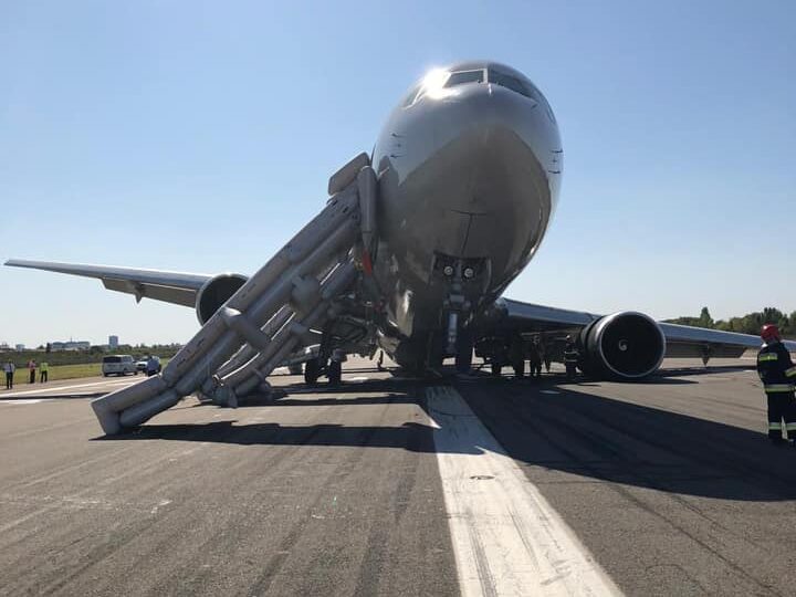 Incident pe Aeroportul Băneasa: Un avion cu zeci de pasageri a aterizat de urgenţă