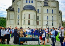 Buzău: Mai mulţi copii şi adulţi au fost împărtăşiţi cu aceeaşi linguriţă în Catedrala Sfântul Sava. La ceremonie a asistat şi preşedintele Camerei Deputaţilor, Marcel Ciolacu