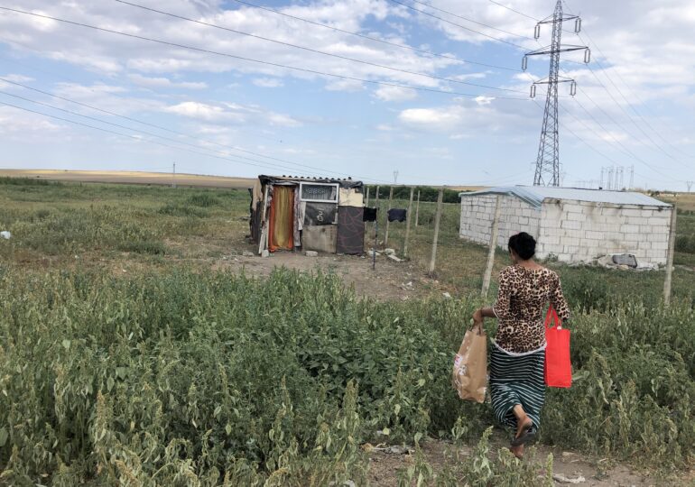 Fetele din zone sărace ale României, unele deja mame, nu știu să se îngrijească sau să-și hrănească copiii. Dar vor să învețe