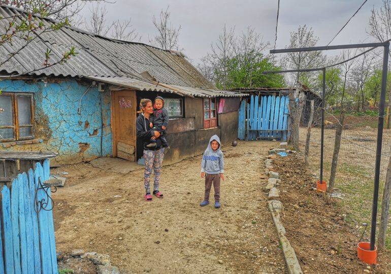 Școala online? Copiii săraci din satele României n-au nici de mâncare în timpul pandemiei