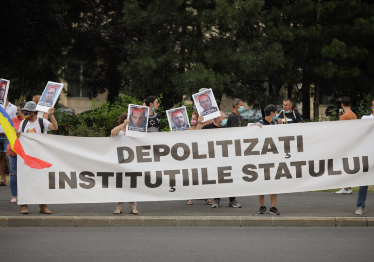 Protestul din Piața Victoriei față de tergiversarea dosarului 10 August, dublat de cel al negaționiștilor lui Cataramă