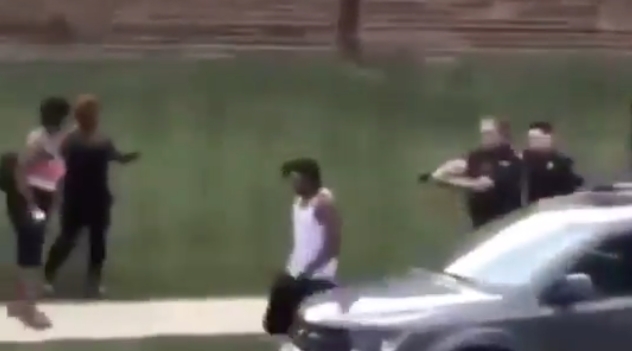 Noi proteste violente în SUA, după ce un bărbat de culoare a fost împușcat de 7 ori în fața celor trei copii ai săi (Imagini șocante)