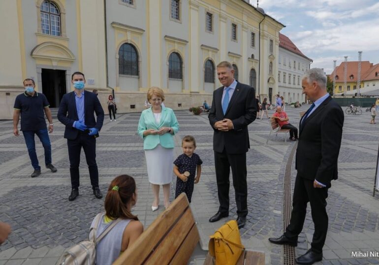 Klaus Iohannis se află la Sibiu, unde s-a plimbat prin Piaţa Mare şi a vizitat o expoziţie de fotografie în aer liber