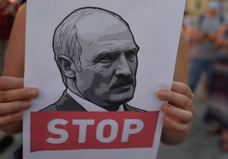 La Minsk au loc simultan manifestații pro și anti-Lukașenko. Unii funcționari  publici ar fi fost forțați să participe (Video)