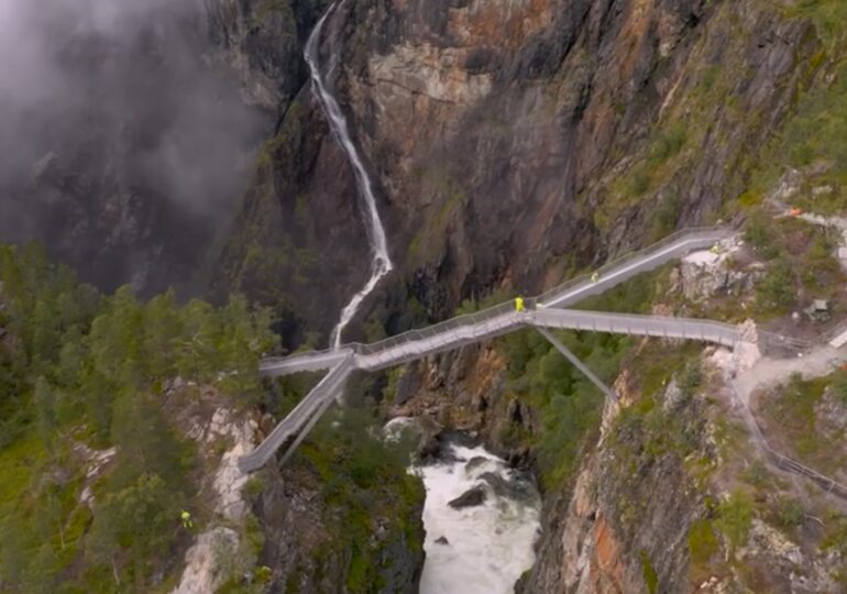 Norvegia a inaugurat un pod pietonal pe deasupra unei cascade de aproape 200 de metri. Cum se pot bucura acum turiștii de natură (Video)