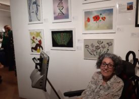 O femeie paralizată ia premii pentru tablourile pictate doar cu mișcări ale retinei