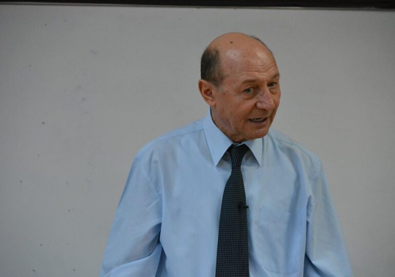 Băsescu: Reprezentantul PNL şi al neomarxiştilor din USR este pe punctul de a pierde alegerile în favoarea unei primăriţe corupte. PMP l-a impus pe Nicușor Dan candidat al dreptei