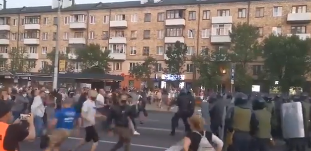 Peste 1.000 de persoane au fost reţinute în a treia seară de proteste din Belarus. Poliția a tras focuri de armă