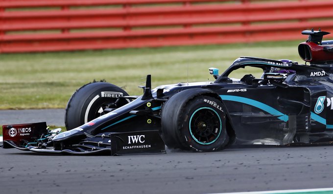 Formula 1: Hamilton câștigă la Silverstone după un ultim tur în care a făcut pană și abia a atins linia de sosire