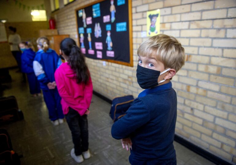 Recomandare OMS: Copiii  de 12 ani şi peste ar trebui să poarte masca în aceleaşi condiţii ca adulţii. Care e sfatul pentru cei care au sub această vârstă
