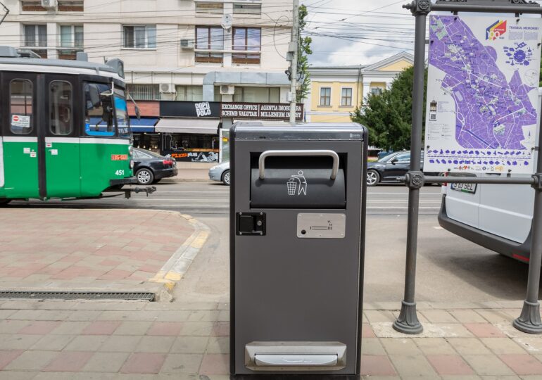 Cum arată și ce fac coșurile de gunoi smart, de la Iași, care au costat 5.000 de euro bucata (Foto)